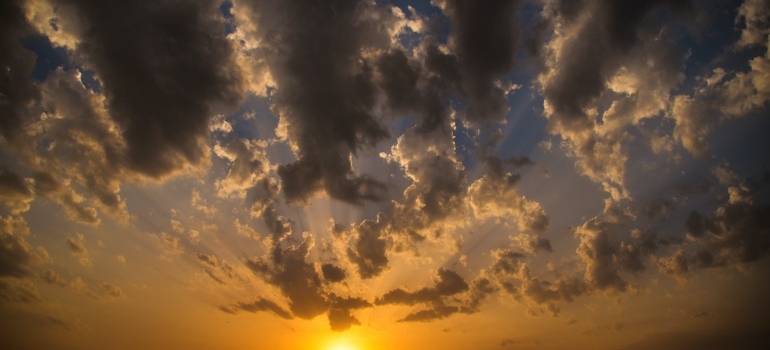 Imagen del cielo durante una puesta de sol 