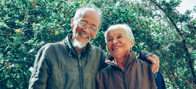 una pareja de jubilados de la investigación de los mejores suburbios para la tercera edad en el área de Austin