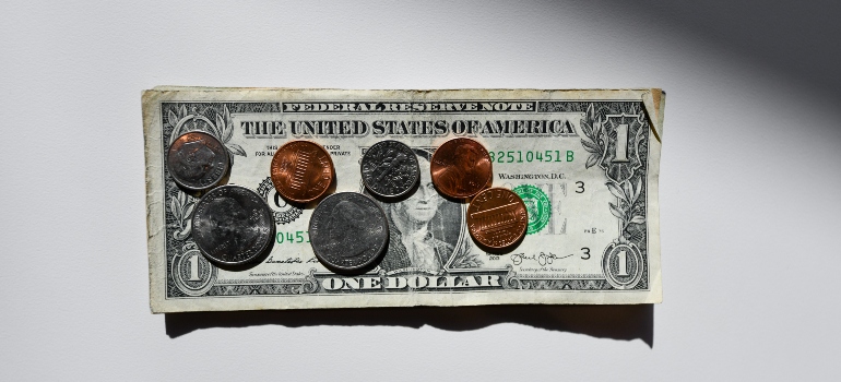 billete de un dólar y monedas